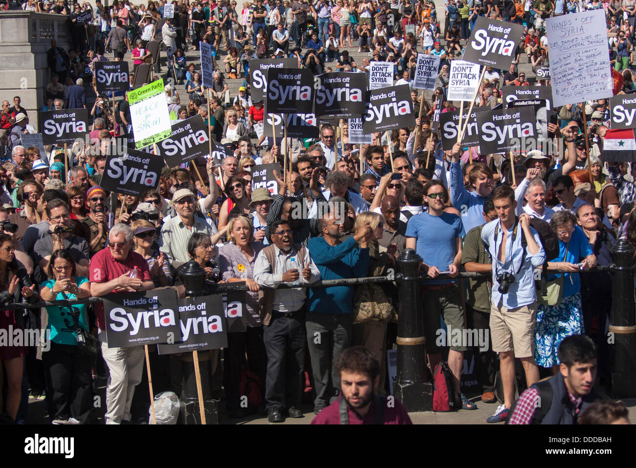 Londres, Royaume-Uni. Août 31, 2013. Des milliers de manifestants anti-guerre écouter des discours à Trafalgar Square après la marche contre nous et d'autres pays de l'ouest à l'aide d'intervention militaire dans le conflit syrien à la suite de la ligne 'red' attaques chimiques contre des civils. Crédit : Paul Davey/Alamy Live News Banque D'Images