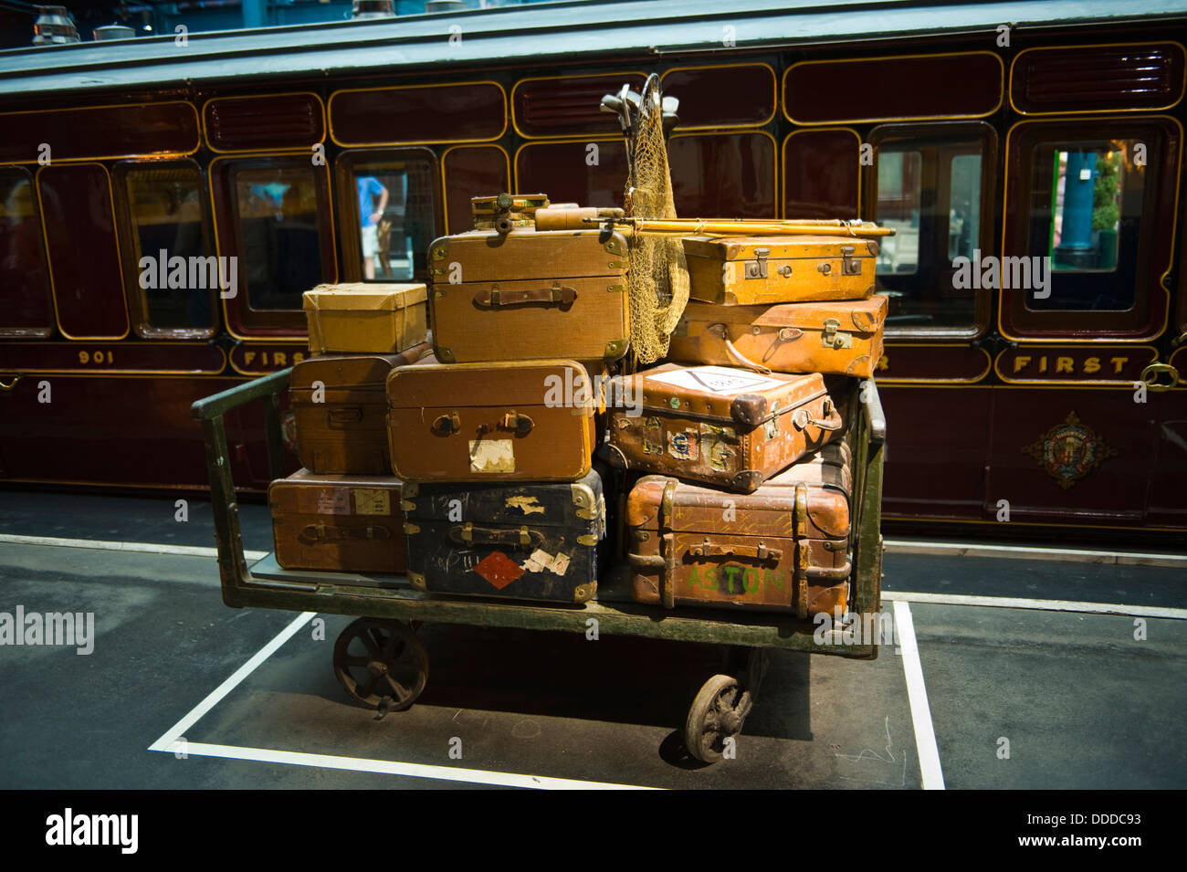 Vintage bagages sur chariot plate-forme au Musée National du chemin de fer  dans la ville de York North Yorkshire England UK Photo Stock - Alamy
