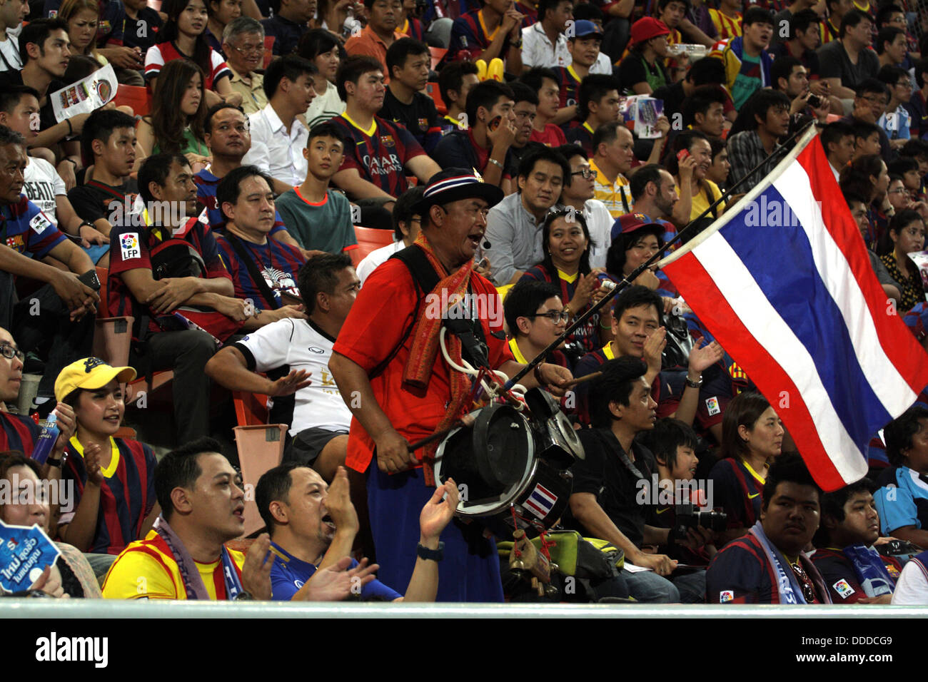 Thaïlande football fans cheering at Rajmalanga Stadium à Bangkok , Thaïlande Banque D'Images