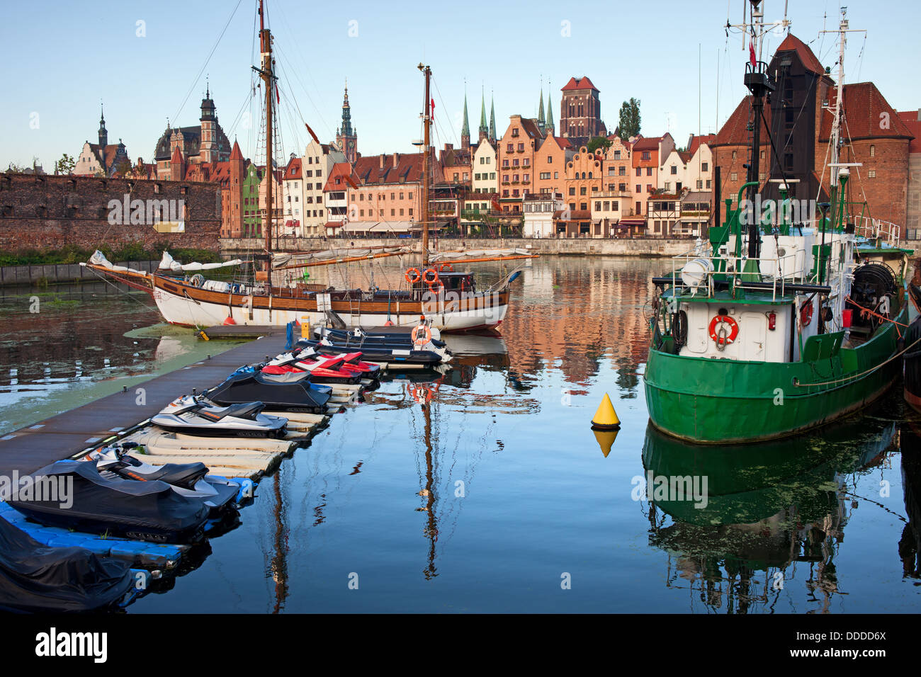 Vieille ville de Gdansk, vue sur les toits de la ville de plaisance par la rivière Motlawa en Pologne. Banque D'Images