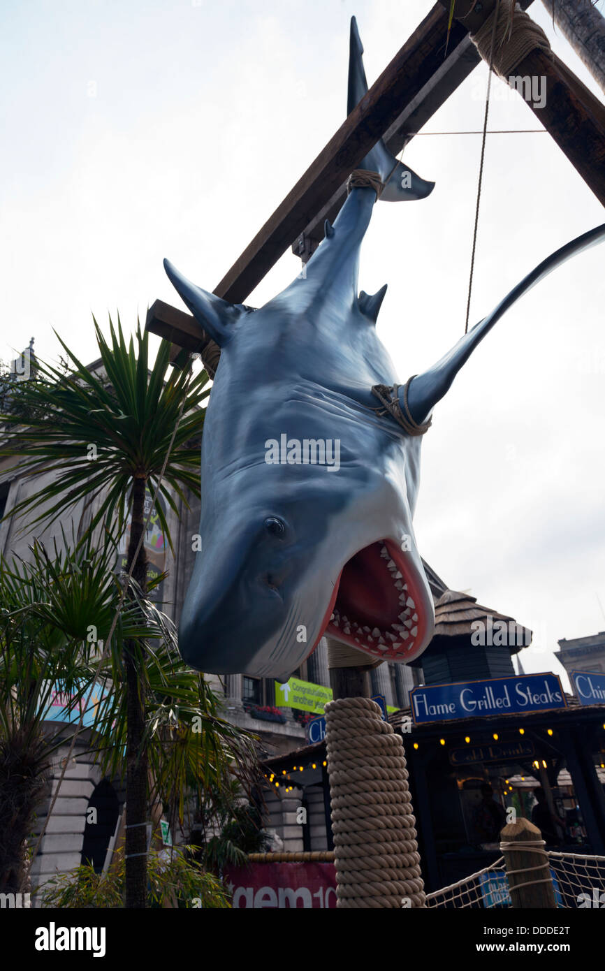 Grand requin blanc en plastique montrant les dents accrochée à une poutre du centre-ville de Nottingham Nottinghamshire UK Angleterre Banque D'Images