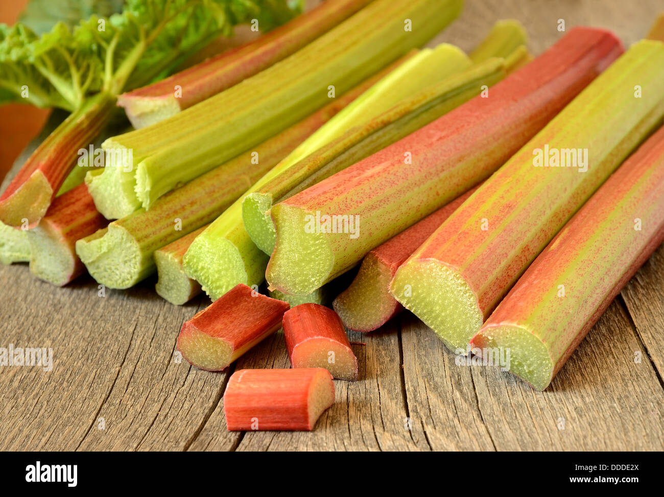 Rhubarbe fraîche sur la table de jardin en bois Banque D'Images