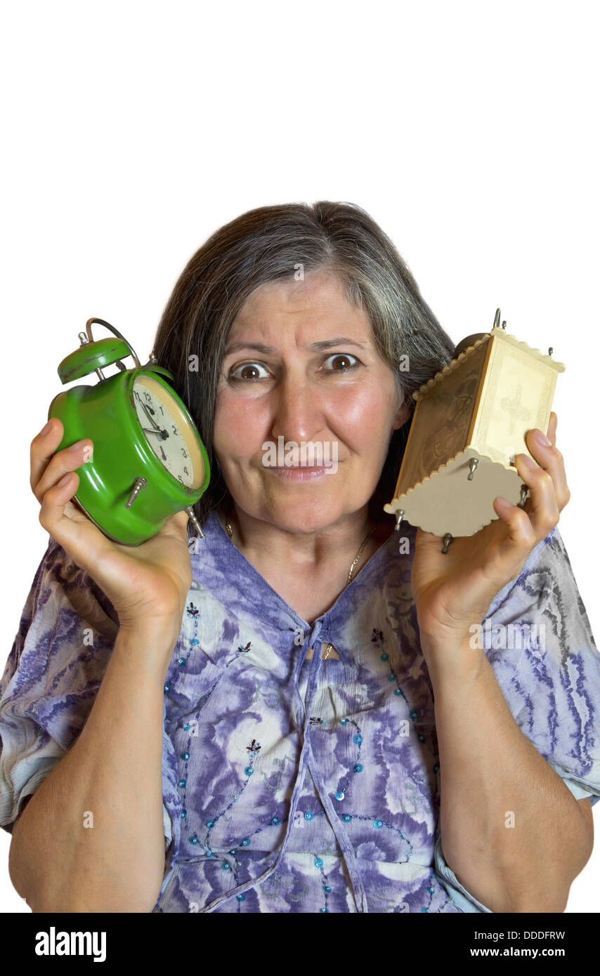 Portrait de femme choqué avec deux réveil sur fond blanc. Banque D'Images
