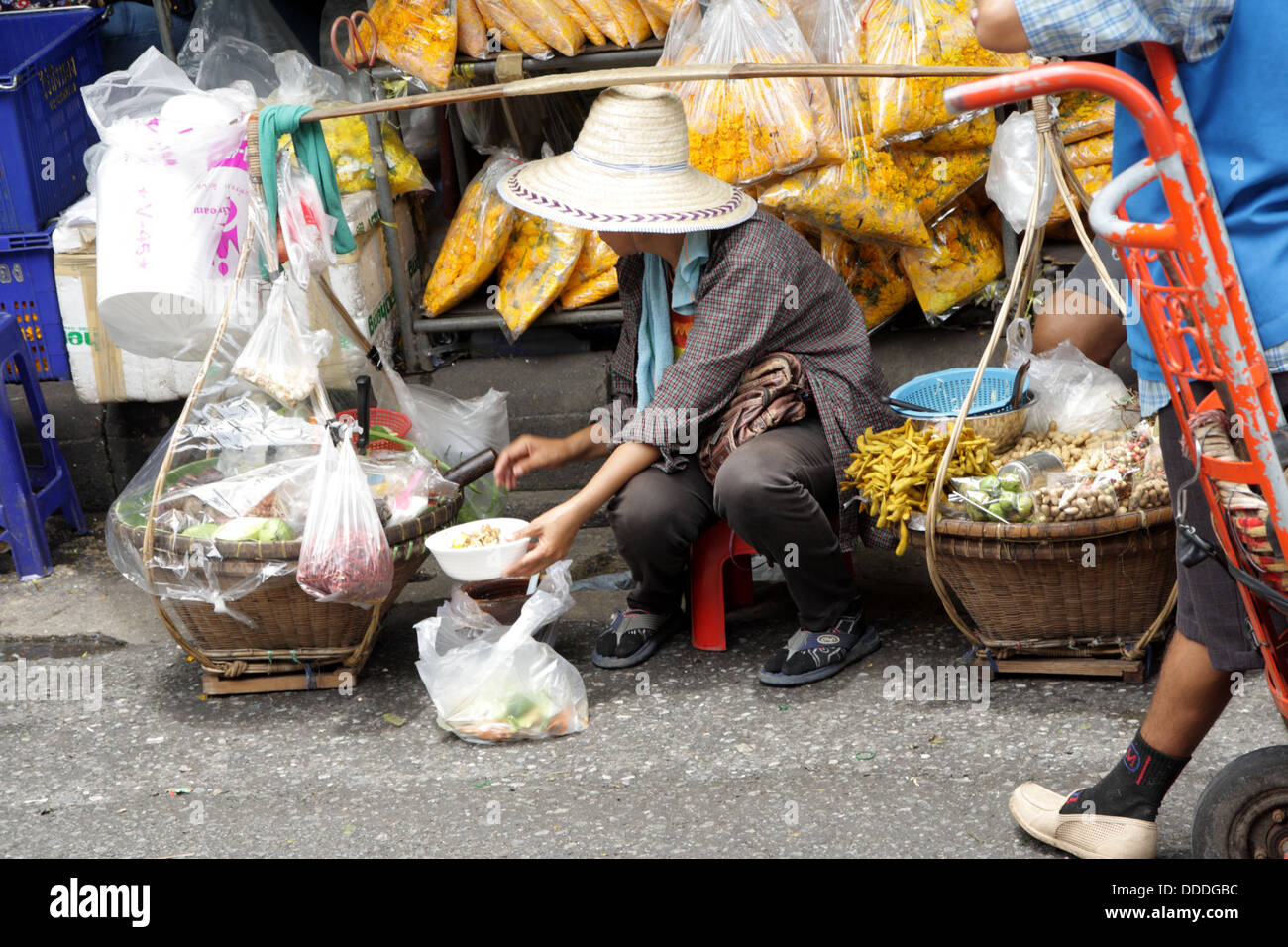 Vendeur alimentaire la préparation des aliments pour le client sur la rue à Bangkok , Thaïlande Banque D'Images