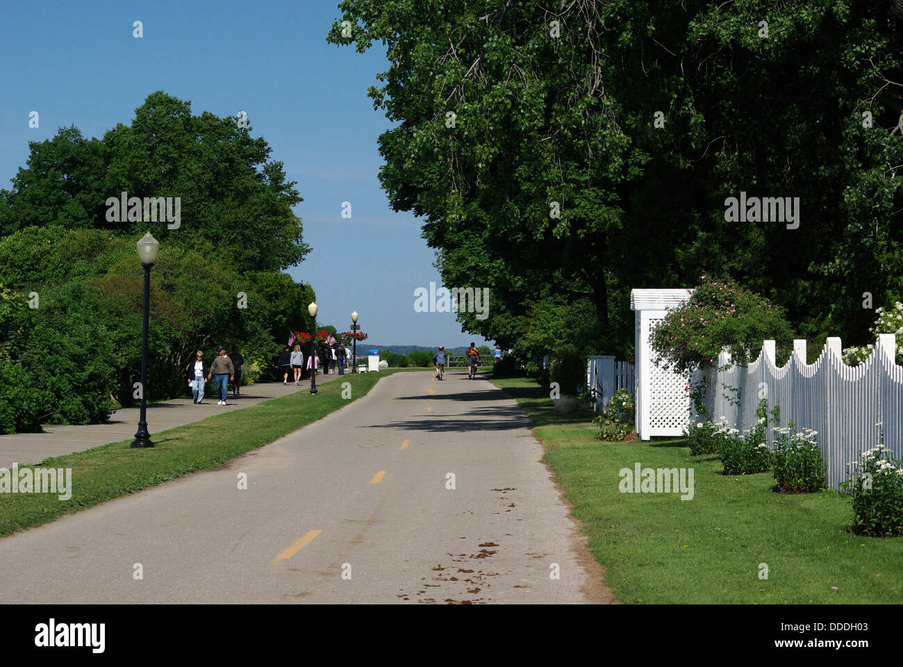 Les gens marcher dans une rue à Mackinac Island Banque D'Images