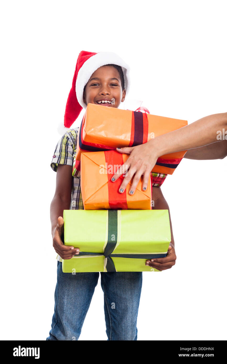 Heureux l'enfant obtenir de nombreux cadeaux de Noël, isolé sur fond blanc. Banque D'Images