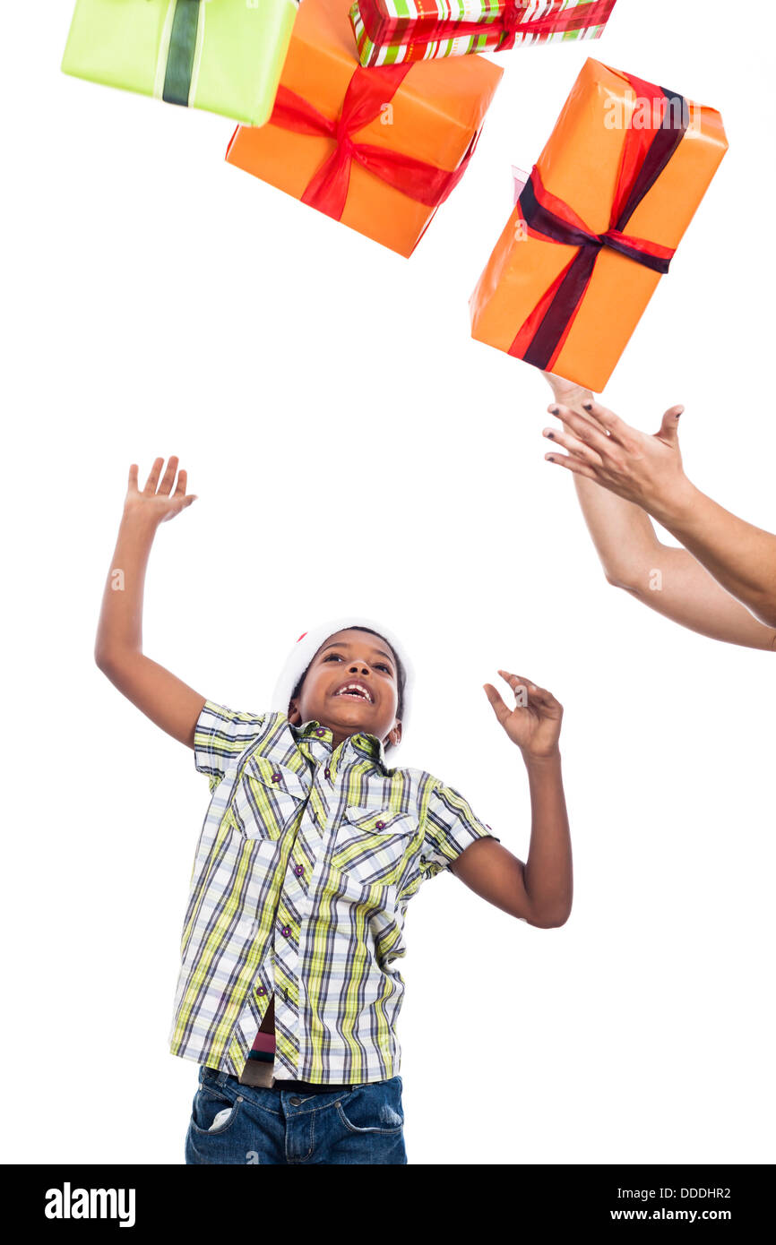 La capture de l'enfant sorti des cadeaux de Noël, isolé sur fond blanc. Banque D'Images