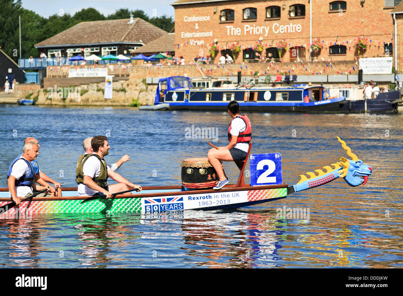 Course de bateaux-dragons sur la rivière Great Ouse, St Neots, Cambridgeshire, Angleterre Banque D'Images