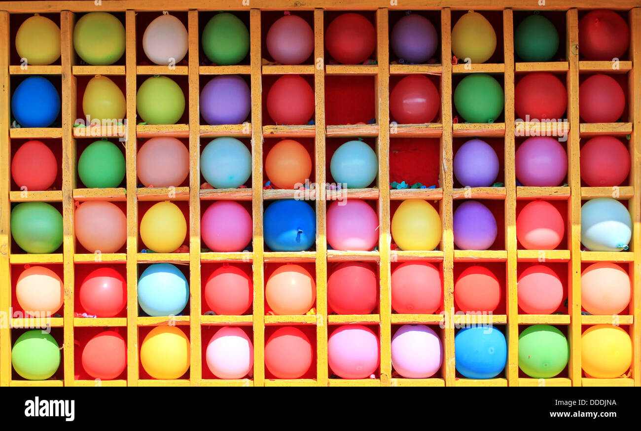 Ballons colorés en cellules carrées Banque D'Images