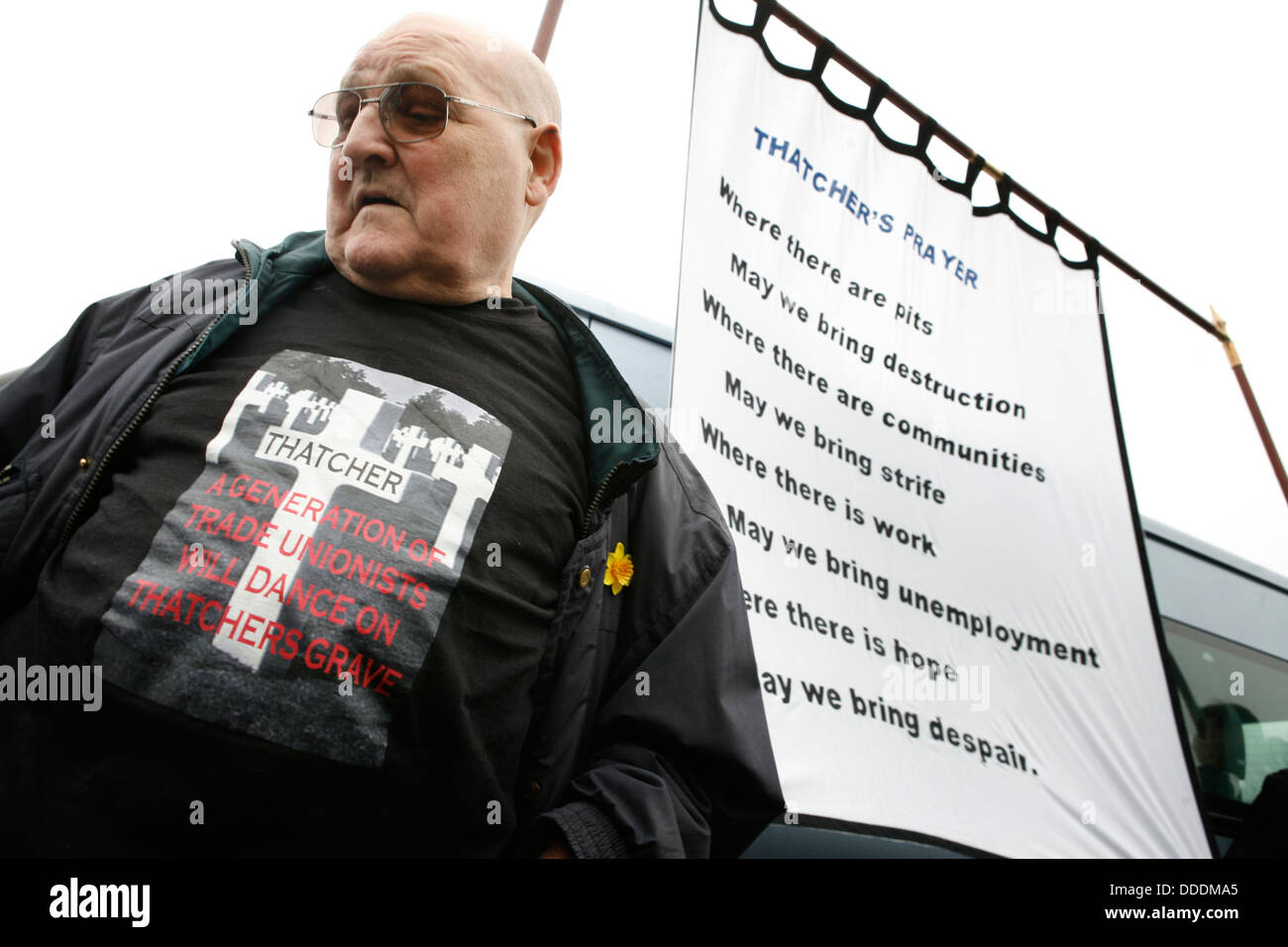 T shirt anti Thatcher portés par un membre participant à une "célébration de Magaret Thatcher la mort.' Easington CIU. Banque D'Images