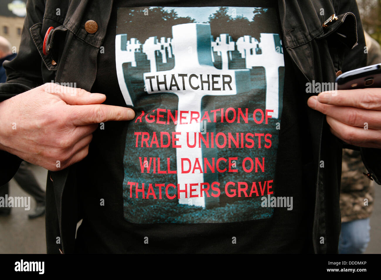 T shirt anti Thatcher portés par un membre participant à une "célébration de la mort de Margaret Thatcher." Banque D'Images