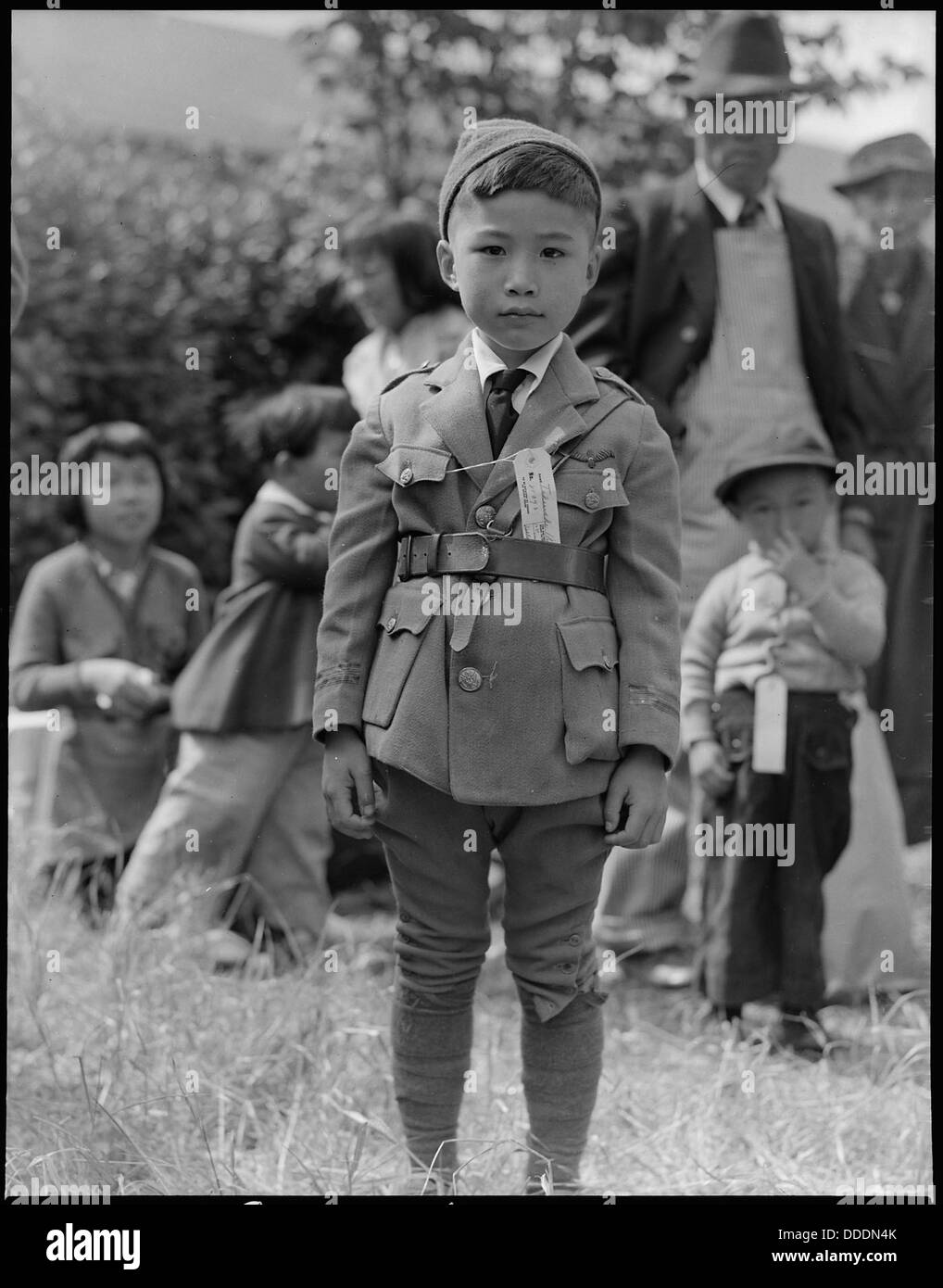Centreville, en Californie. Ce jeune homme est en attente de bus d'évacuation. Les sinistrés d'origine japonaise . . . 537552 Banque D'Images