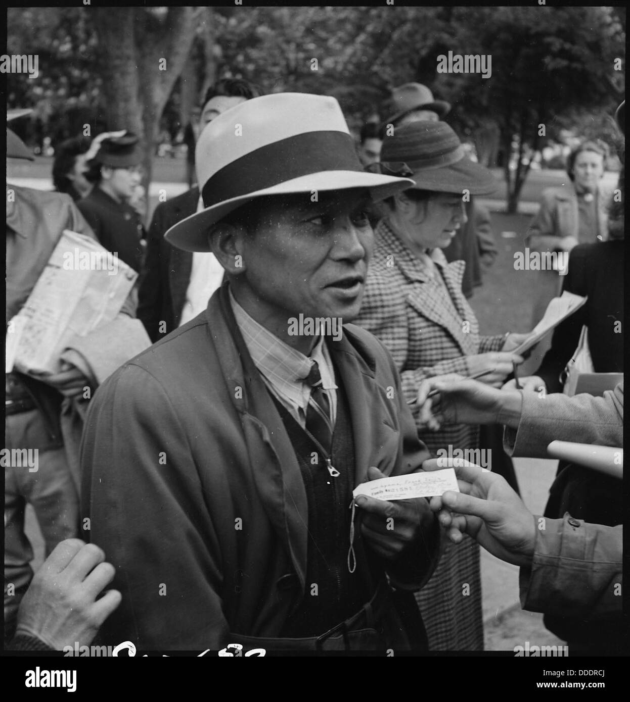 Les personnes évacuées d'ascendance japonaise se préparent à monter à bord d'un bus à Hayward, en Californie, se dirigeant vers un centre de rassemblement pendant les opérations d'internement de la seconde Guerre mondiale. Banque D'Images