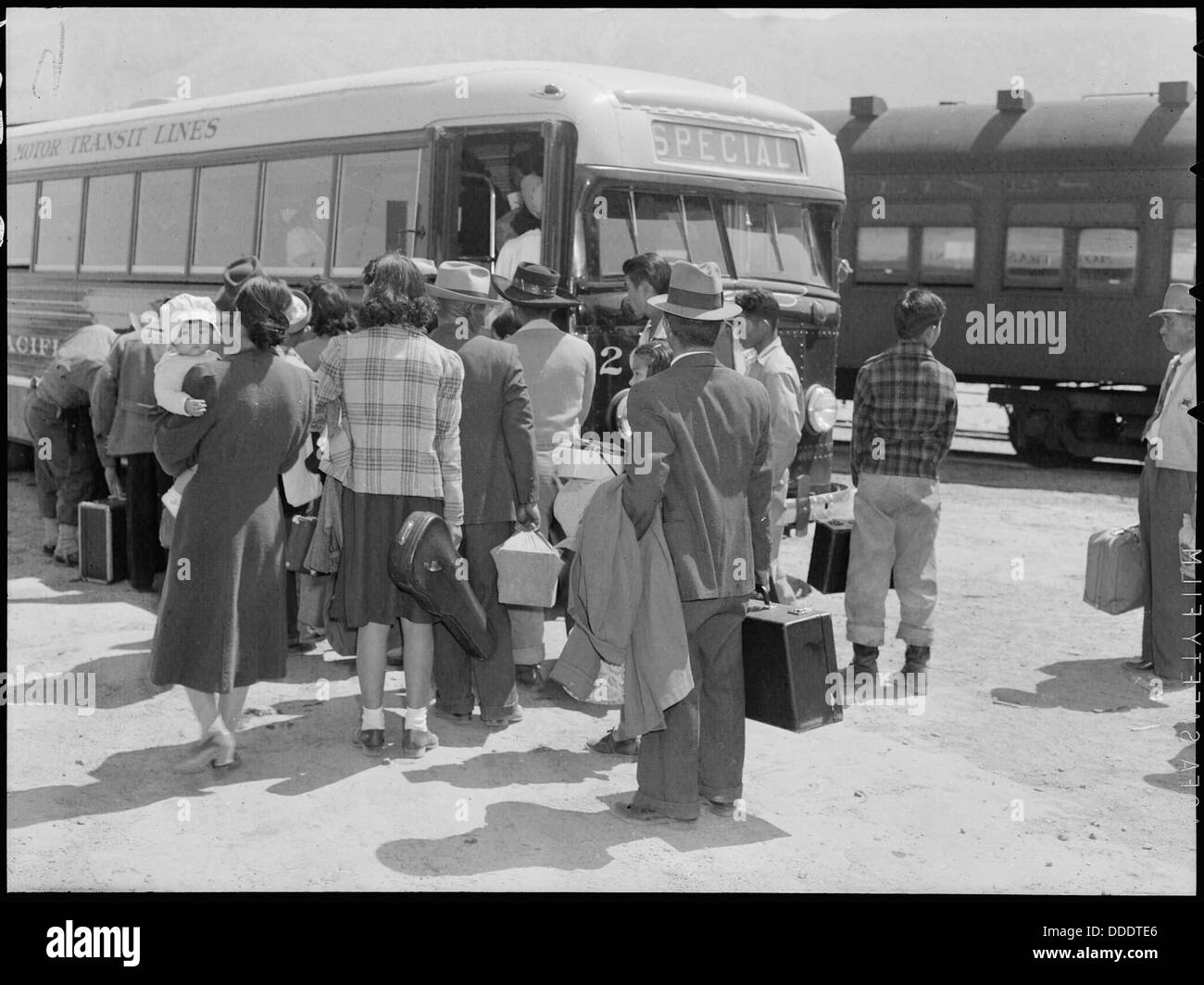 Lone Pine, en Californie. Évacués de Sacramento changer du train pour un bus sur leur voyage à la . . . 538493 Banque D'Images