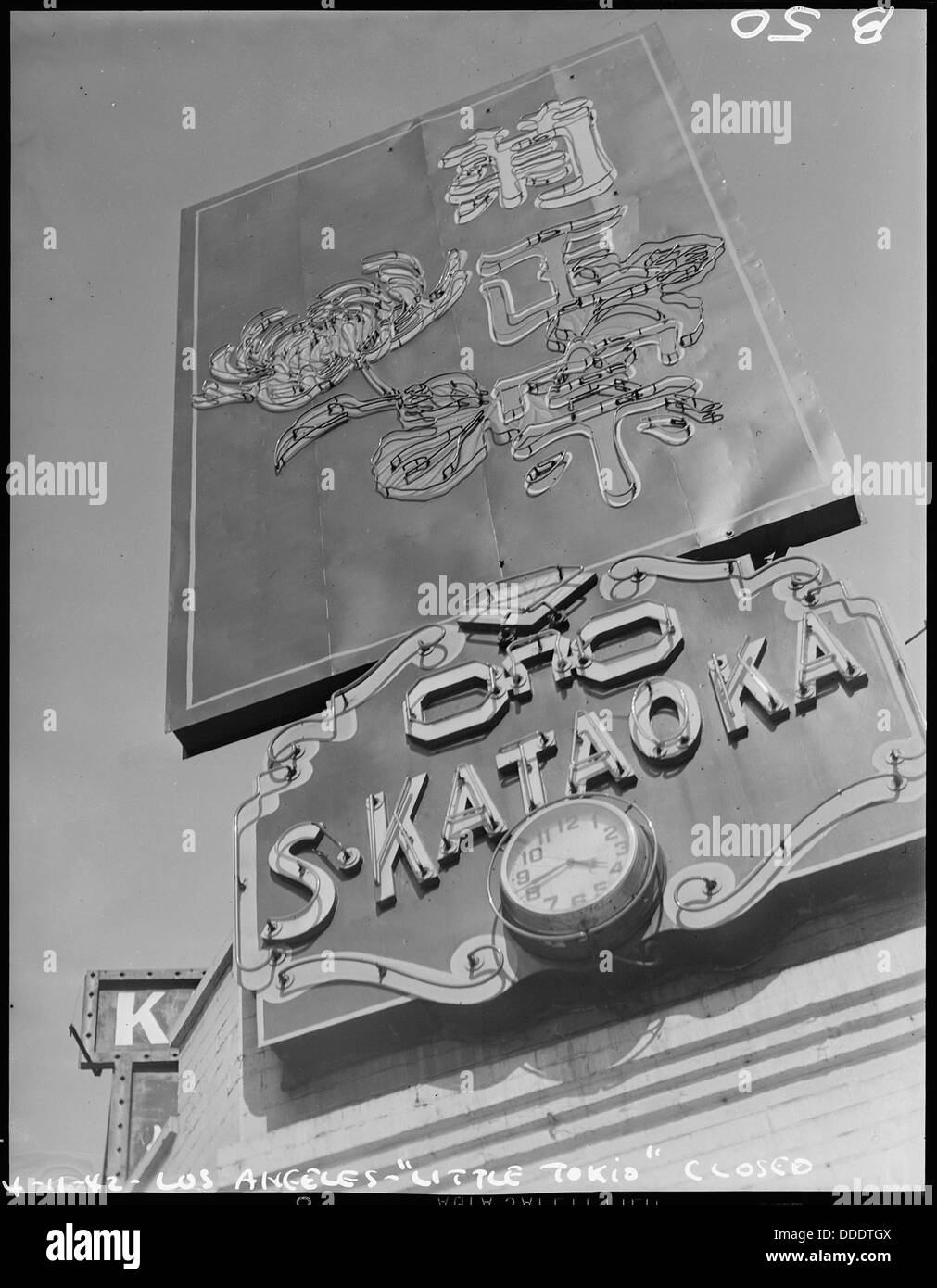 Cette photographie montre la transition de Little Tokyo à des centres de rassemblement à Los Angeles, où les Américains japonais ont été relocalisés pendant la seconde Guerre mondiale en raison des politiques d'internement. Banque D'Images