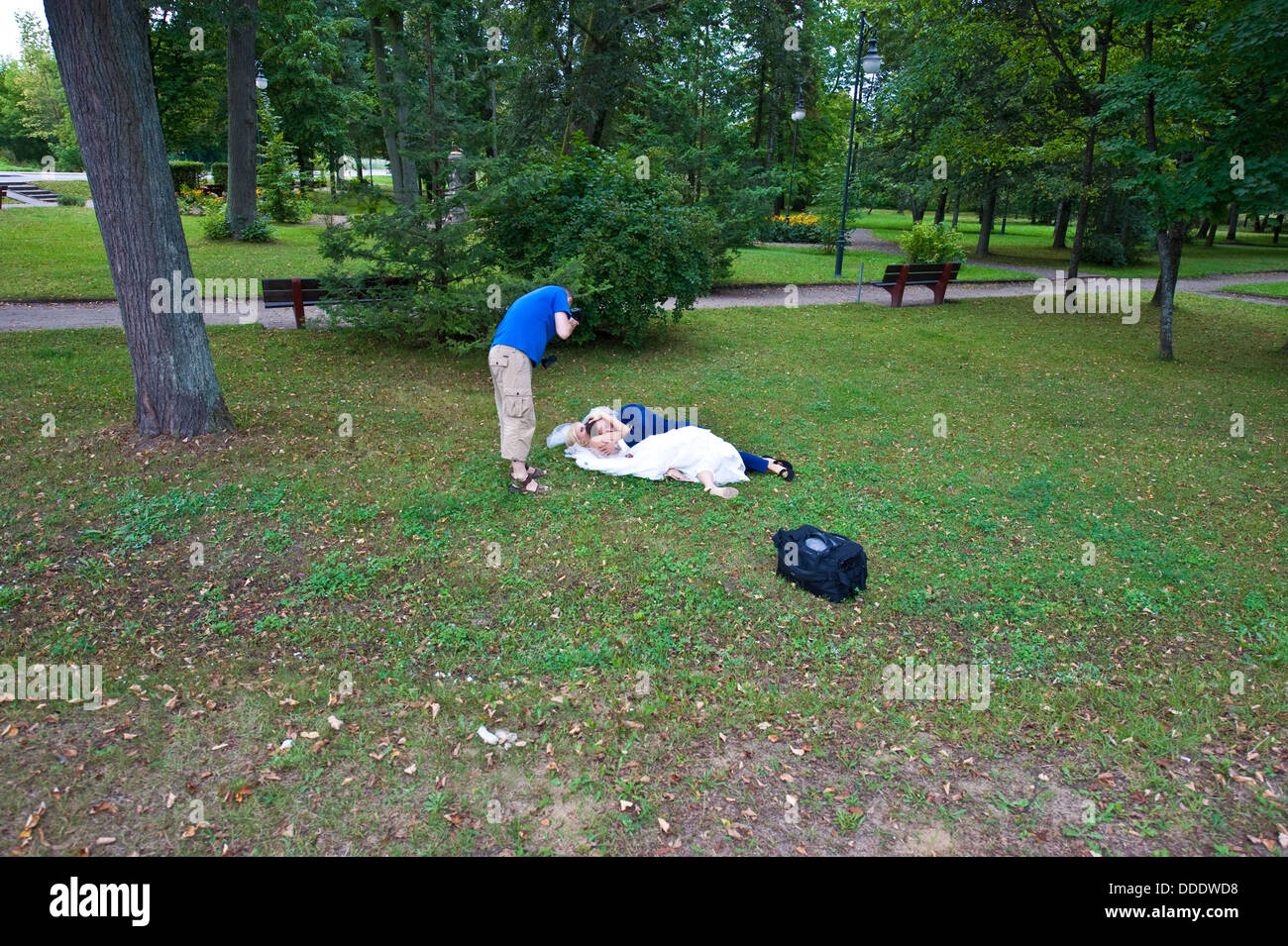 Une séance photo des mariés dans un parc à Suprasl. Banque D'Images