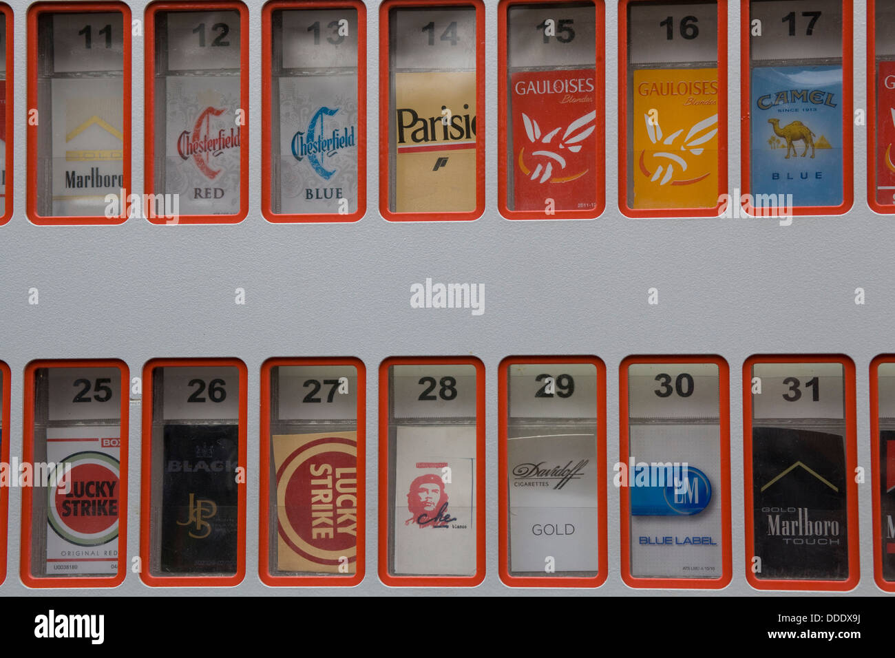 Distributeur automatique de cigarettes dans les rues de Vienne Autriche Banque D'Images