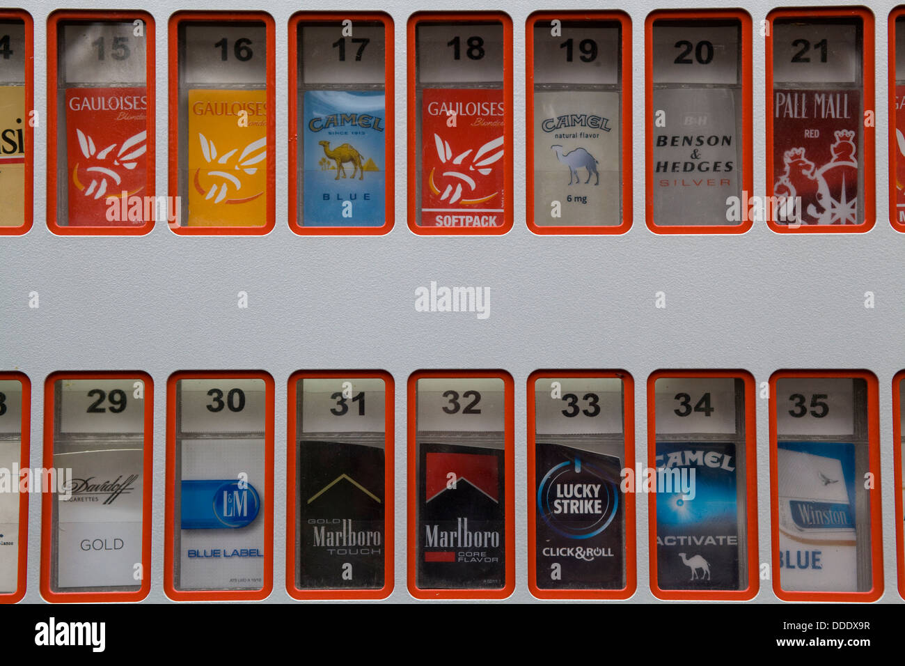 Distributeur automatique de cigarettes dans les rues de Vienne Autriche  Photo Stock - Alamy