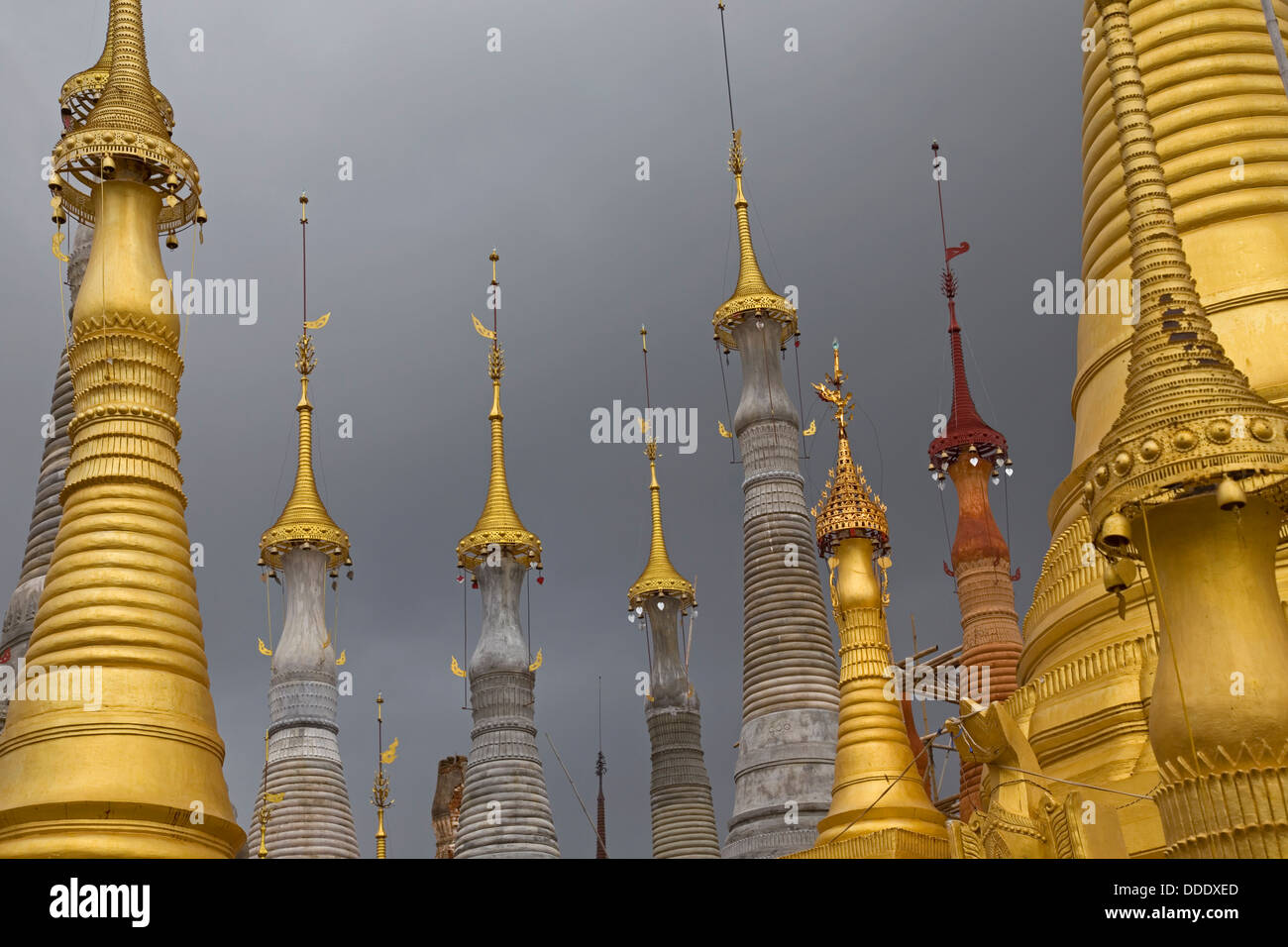 La pagode Phaung Daw U Paya Stupas dans le lac Inle, Myanmar, Birmanie Banque D'Images