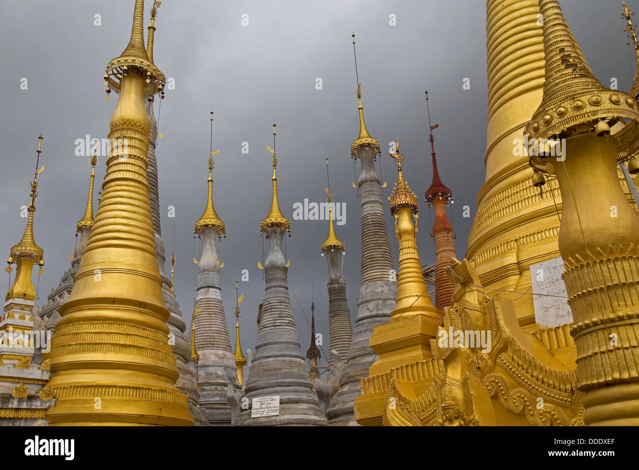 La pagode Phaung Daw U Paya Stupas dans le lac Inle, Myanmar, Birmanie Banque D'Images