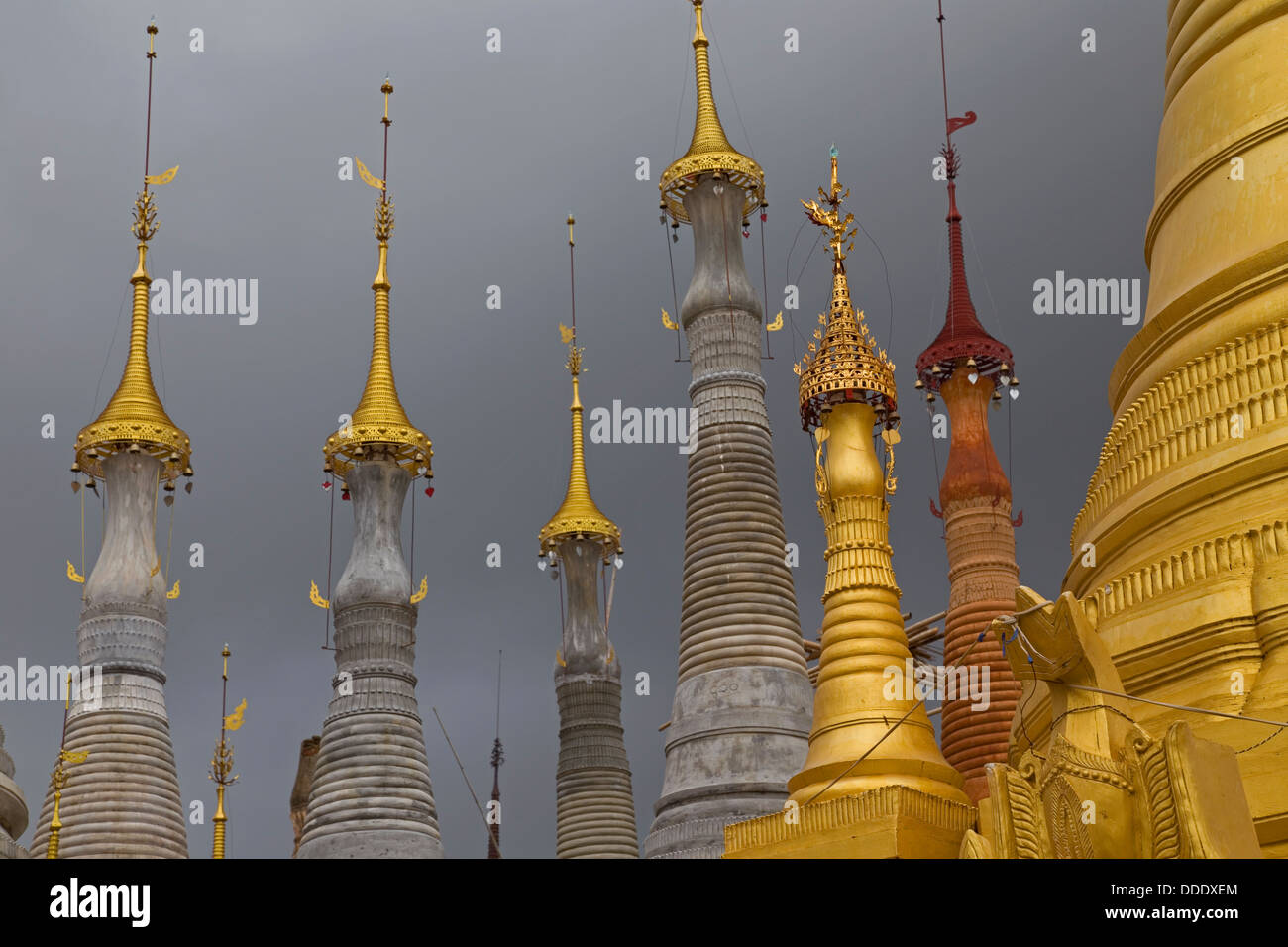 La pagode Phaung Daw U Paya Stupas dans le lac Inle, Myanmar, Birmanie Banque D'Images