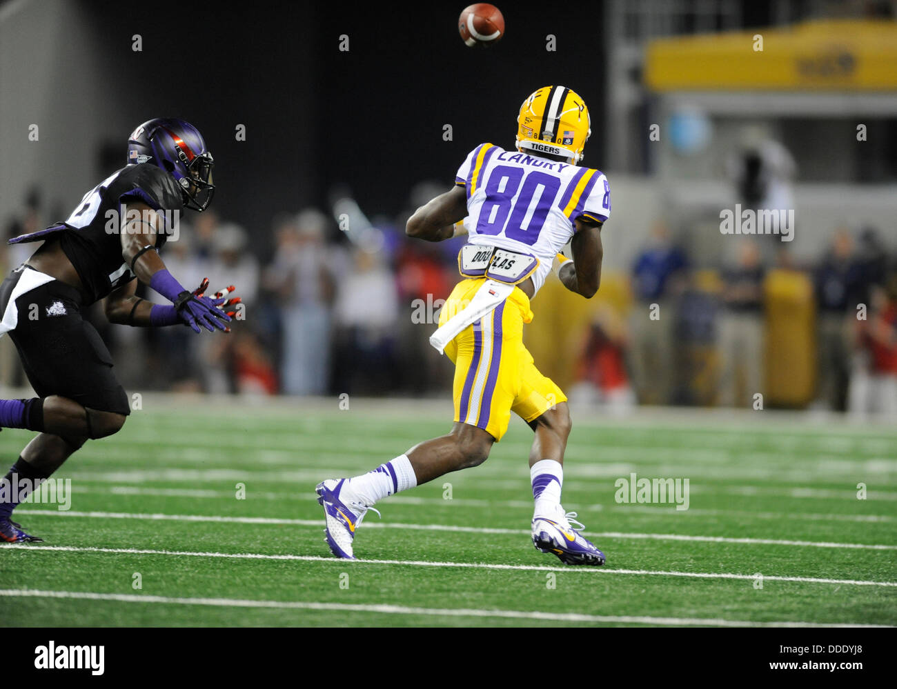 31 août 2013 : LSU Tigers wide receiver Jarvis Landry # 80 captures un laissez-passer annuel au cours de la classique jeu Cowboys NCAA LSU Tigers entre le et le TCU Horned Frogs à ATT Stadium à Arlington, TX défait LSU TCU 37-27 Banque D'Images