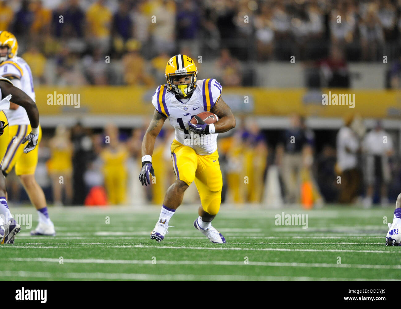 31 août 2013 : LSU Tigers d'utiliser de nouveau Terrence Magee # 14 porte la balle au cours de l'assemblée annuelle de Cowboys jeu NCAA classique entre les LSU Tigers et le TCU Horned Frogs à ATT Stadium à Arlington, TX défait LSU TCU 37-27 Banque D'Images