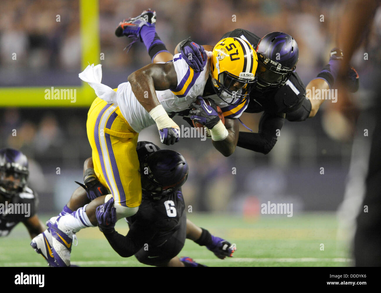 31 août 2013 : LSU Tigers Alfred running back # 4 Bleu est frappé par le TCU Horned Frogs coffre Chris Hackett # 1Au cours de l'assemblée annuelle de Cowboys jeu NCAA classique entre les LSU Tigers et le TCU Horned Frogs à ATT Stadium à Arlington, TX défait LSU TCU 37-27 Banque D'Images