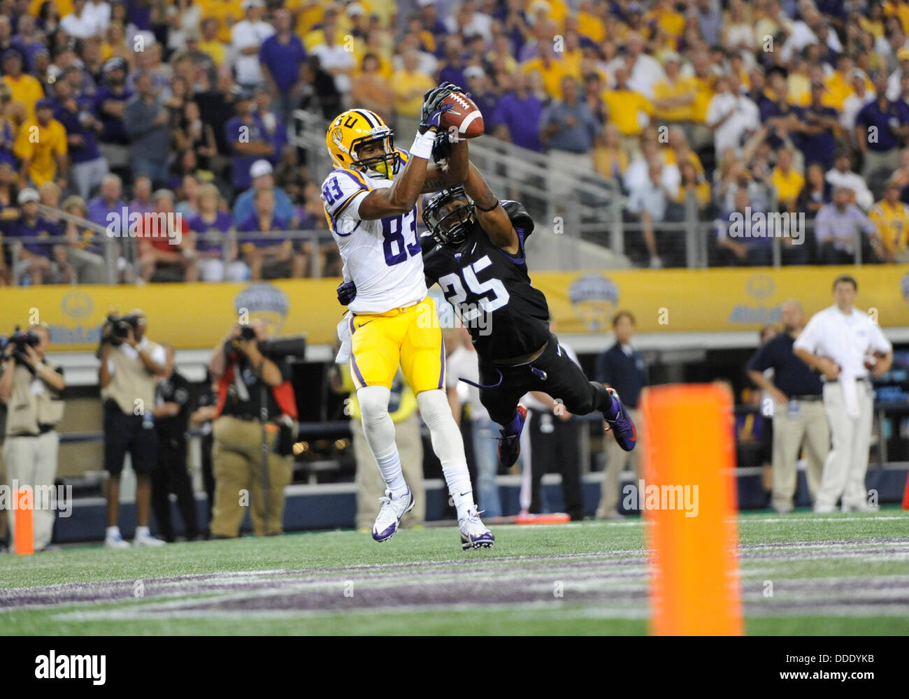 31 août 2013 : LSU Tigers wide receiver Travin Dural # 83 est un passage à la fin de la zone au cours de l'assemblée annuelle de Cowboys jeu NCAA classique entre les LSU Tigers et le TCU Horned Frogs à ATT Stadium à Arlington, TX défait LSU TCU 37-27 Banque D'Images