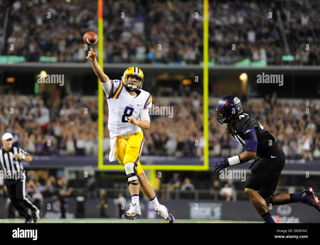 31 août 2013 : LSU Tigers quarterback Zach Mettenberger # 8 au cours de l'assemblée annuelle classique jeu de cowboys NCAA LSU Tigers entre le et le TCU Horned Frogs à ATT Stadium à Arlington, TX défait LSU TCU 37-27 Banque D'Images