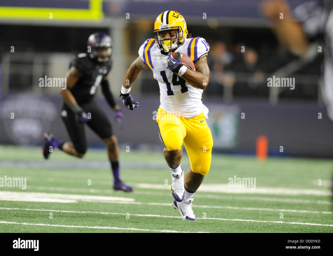 31 août 2013 : LSU Tigers d'utiliser de nouveau Terrence Magee # 14 au cours de l'assemblée annuelle de Cowboys jeu NCAA classique entre les LSU Tigers et le TCU Horned Frogs à ATT Stadium à Arlington, TX défait LSU TCU 37-27 Banque D'Images