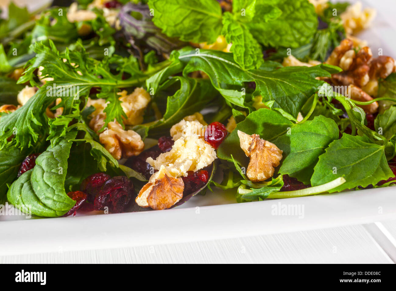 Salade de Feta Canneberges et noix - un savoureux traiter faible en calories, feta, noix et canneberges salade, avec une vinaigrette à la moutarde de Dijon. Banque D'Images