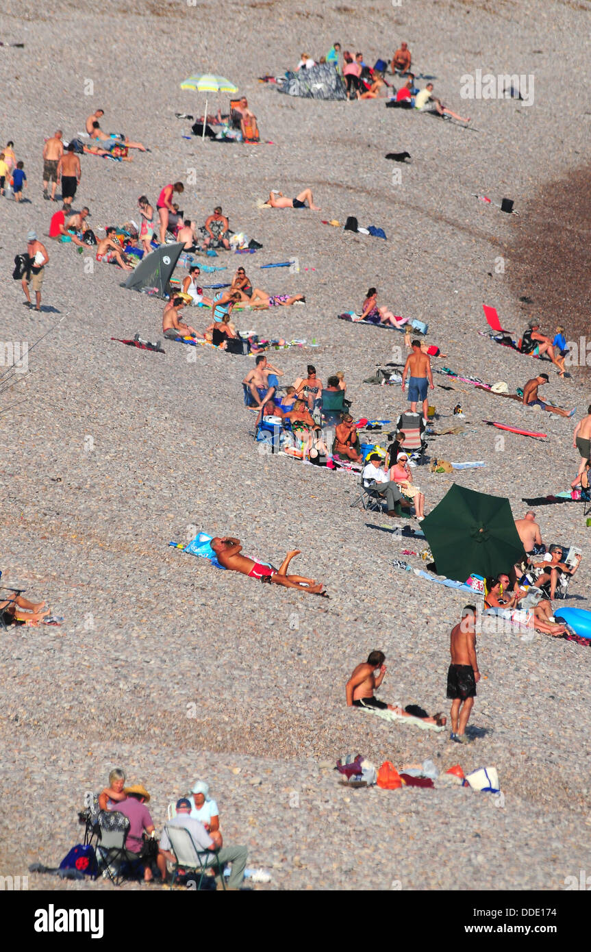 Une vue de la plage à Budleigh Salterton avec beaucoup de soleil baigneurs Devon UK Banque D'Images