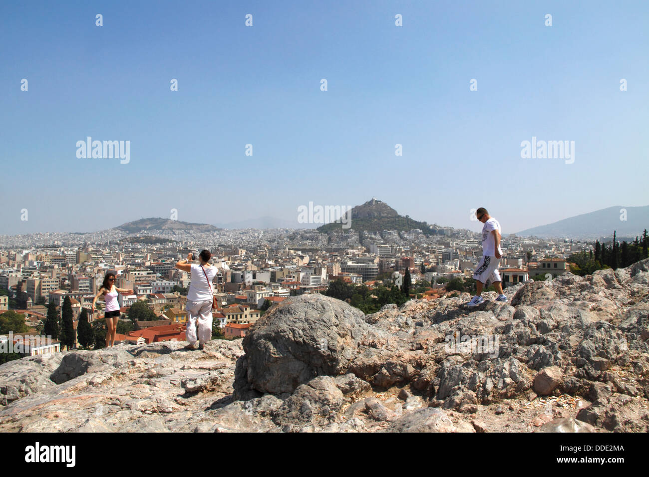 Vue sur le mont Lycabette du rocher d'aréopage de touristes, Athènes, Attique, Grèce Banque D'Images