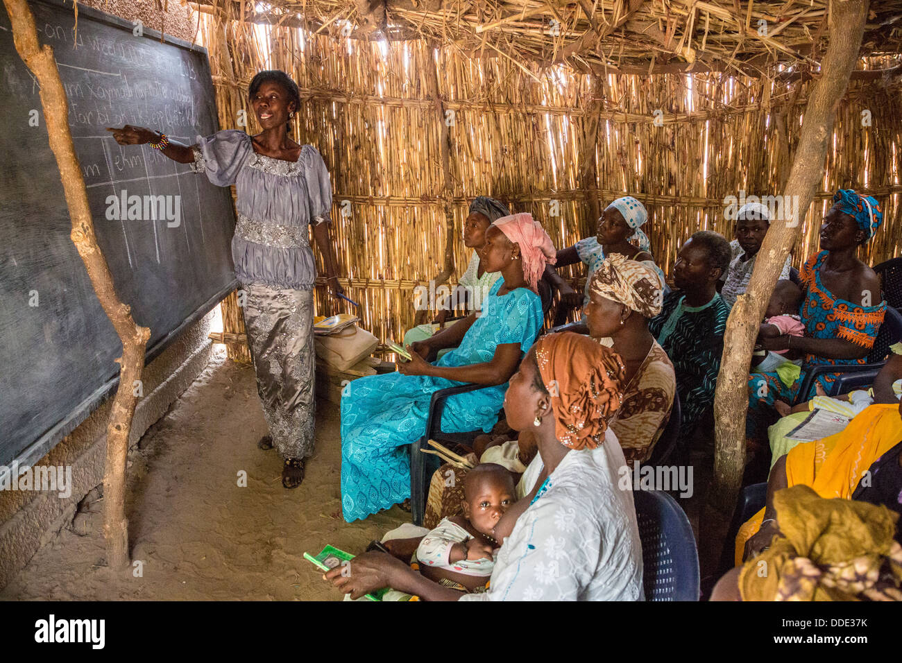 La classe d'alphabétisation des adultes, Santhiou Mboutou, village du Sénégal. Un programme d'Africare. Banque D'Images