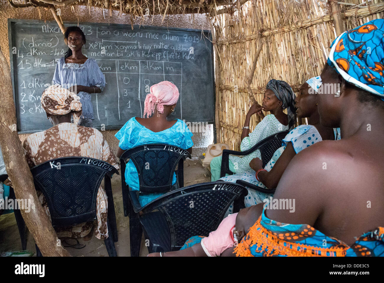 La classe d'alphabétisation des adultes, Santhiou Mboutou, village du Sénégal. Un programme d'Africare. Banque D'Images