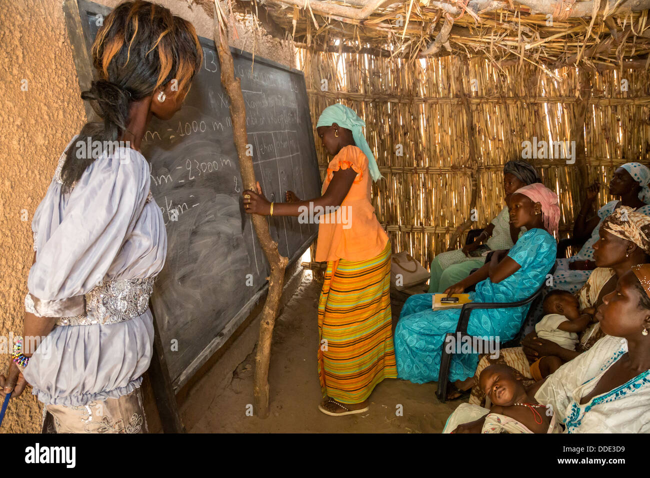 La classe d'alphabétisation des adultes, Santhiou Mboutou, village du Sénégal. Un programme d'Africare. Banque D'Images