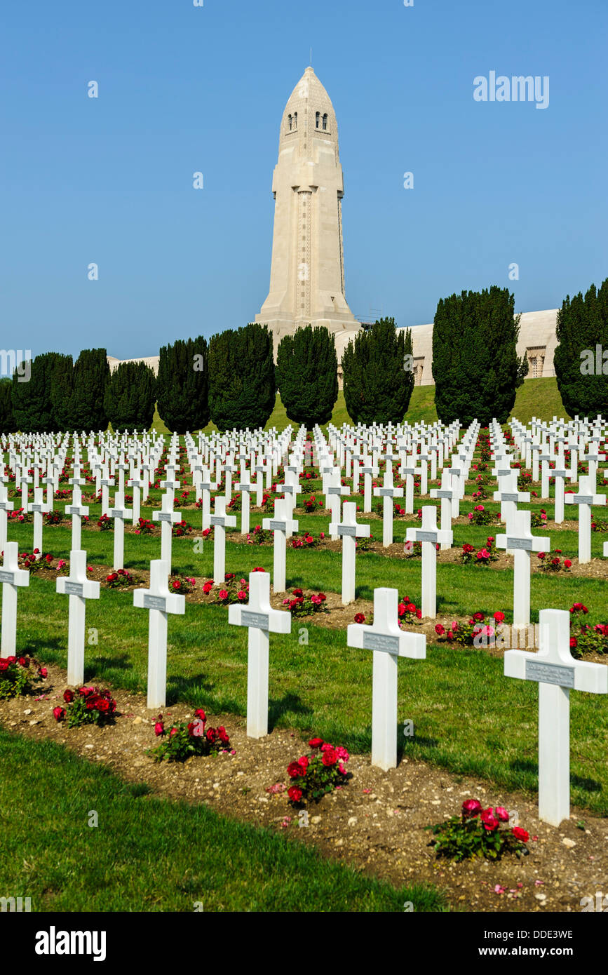 Les soldats tombèrent au cimetière militaire français de Douaumont, Verdun, France. Banque D'Images