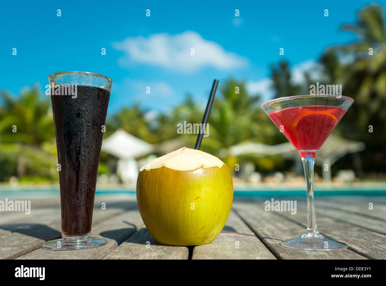 La Noix De Coco Et Cocktail Sur La Plage Banque Dimages