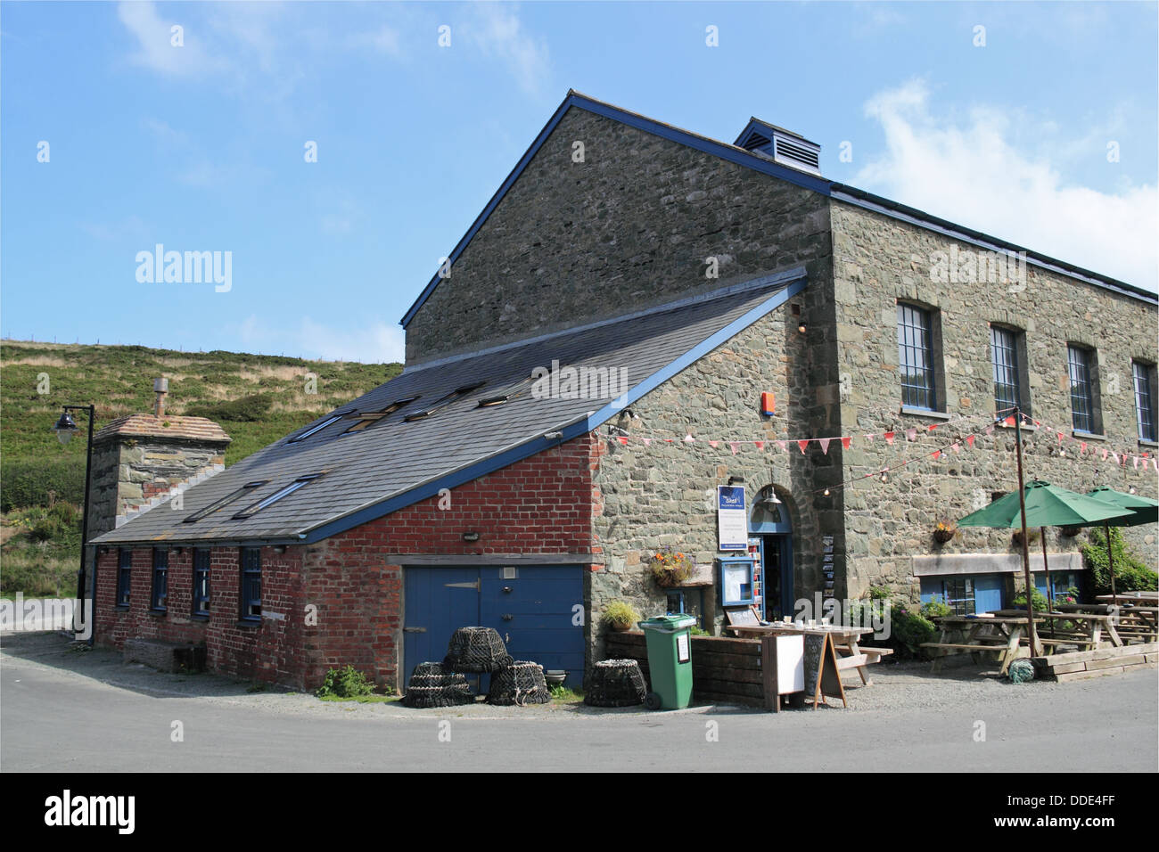 Le shed et poisson Bistro Puce, Porthgain harbour, Pembrokeshire, Pays de Galles, Grande-Bretagne, Royaume-Uni, UK, Europe Banque D'Images