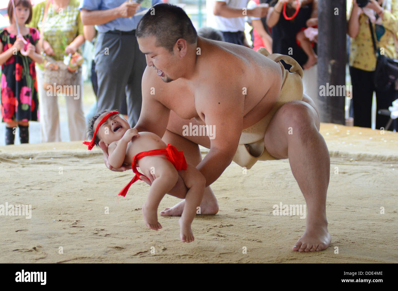 Les Lutteurs Et Les Bebes Prendre Part A Un Evenement De Sumo A Matsuo Taisha A Kyoto Au Japon Photo Stock Alamy
