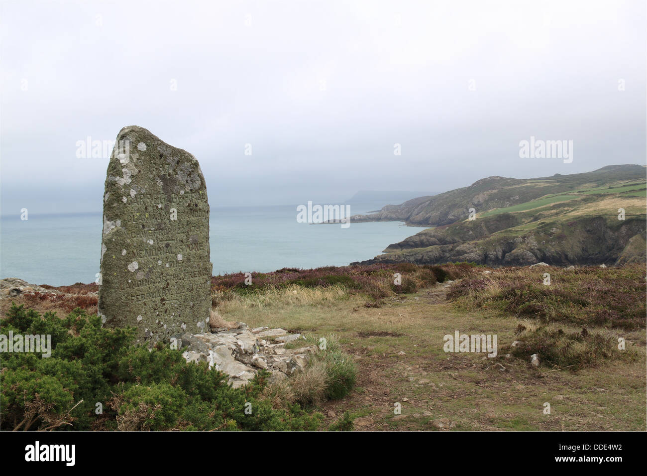 Mémorial à la dernière invasion de la Bretagne, Carreg point perdu, Pembrokeshire, Pays de Galles, Grande-Bretagne, Royaume-Uni, UK, Europe Banque D'Images