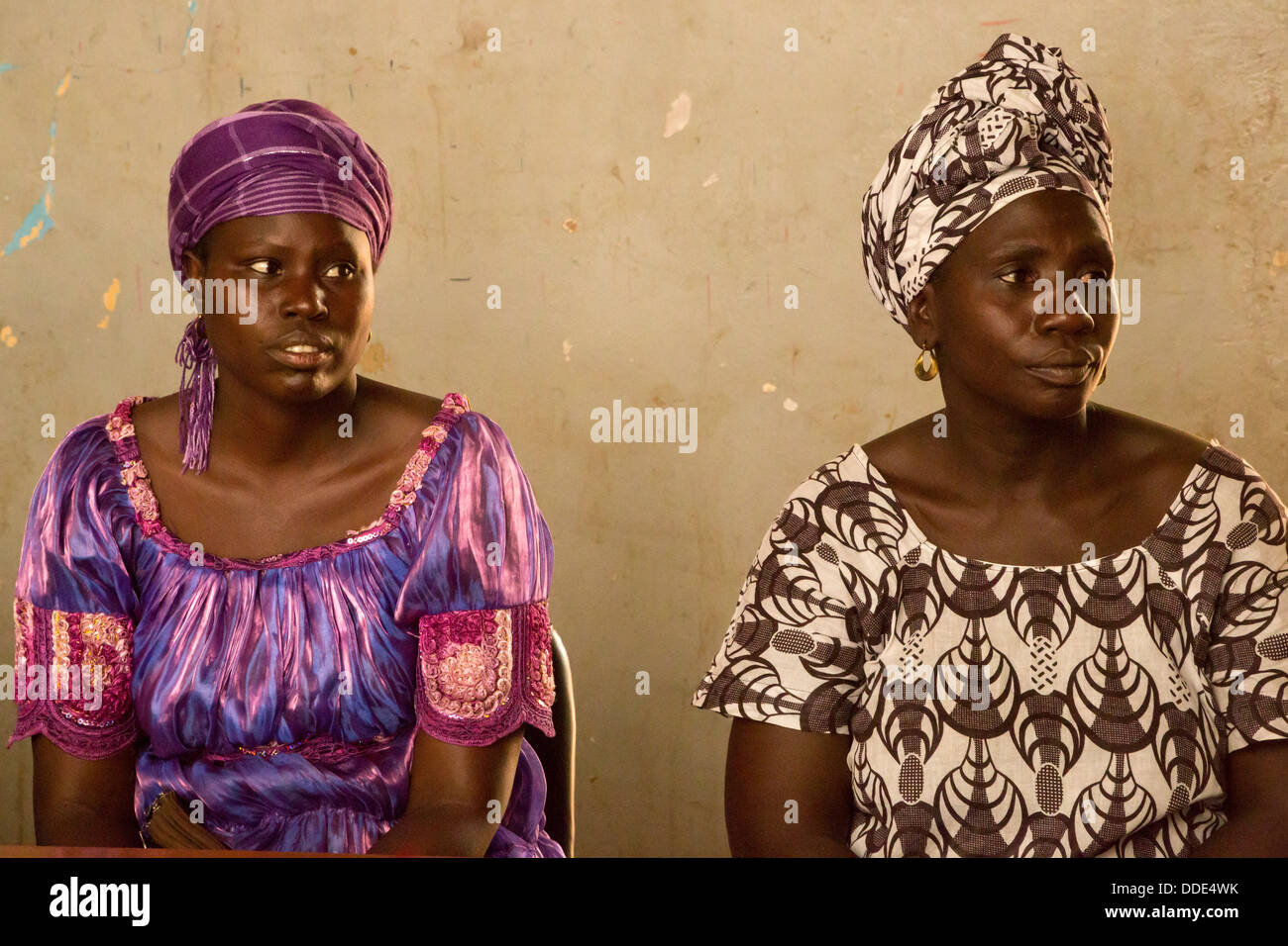 Les femmes sénégalaises qui assistent à une réunion sur les programmes de microfinance, apprendre à estimer les coûts de la plantation d'une culture. Kaymor Village. Banque D'Images