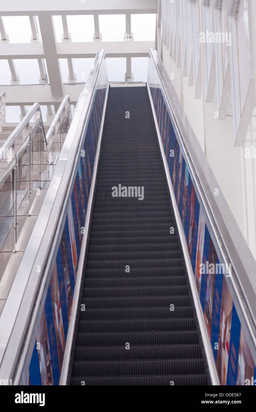 Escaliers mécaniques de la gare ferroviaire de Zhuhai Banque D'Images