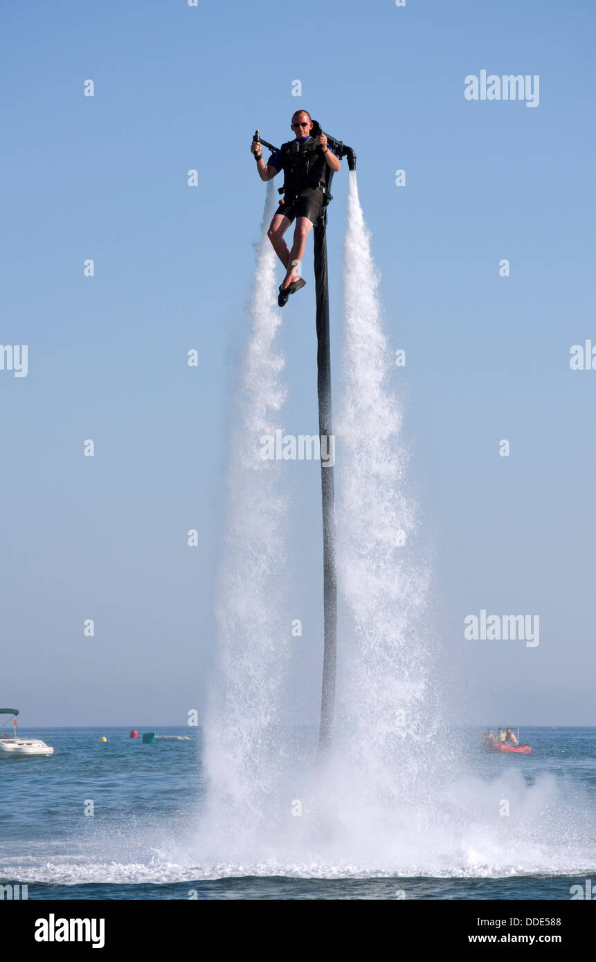 Jetlev, une machine volante personnelle basée sur un vol propulsé à l'eau jet près de Marbella, Andalousie, espagne. Banque D'Images