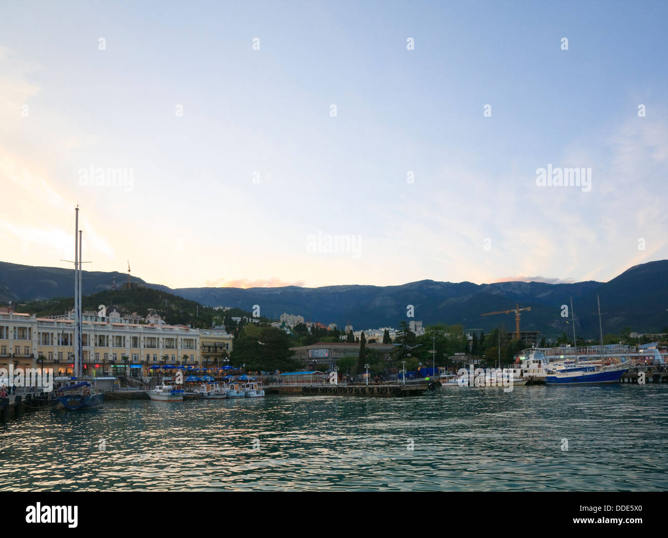 Soir de la ville de Yalta (Crimée, Ukraine remblai). Banque D'Images