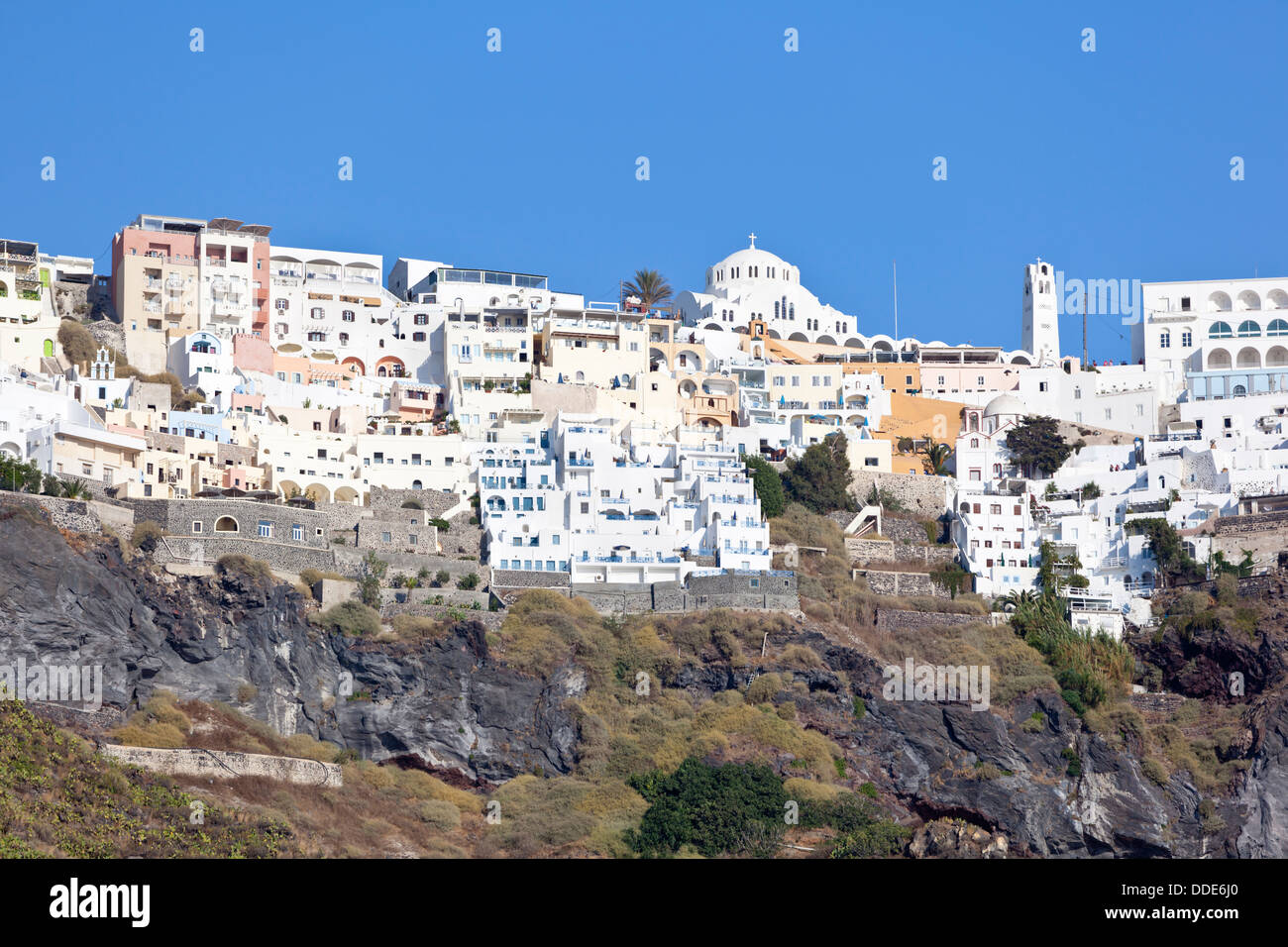 Fira la capitale de Santorin, Grèce vu du niveau de la mer. Banque D'Images