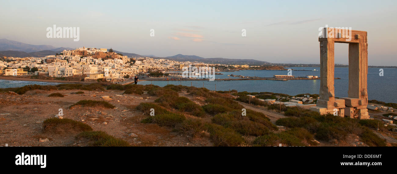 La Grèce, îles des Cyclades, Naxos, ville de Naxos (Hora), passerelle de Portara ou Apollon temple d'Apollon Banque D'Images