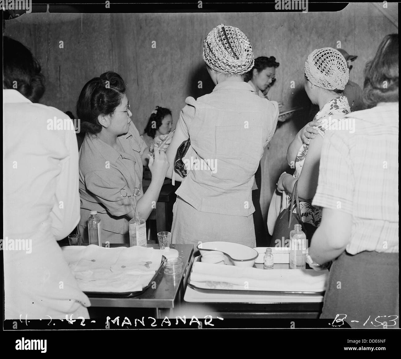Au Manzanar Relocation Center, en Californie, les infirmières évacuées vaccinent les nouveaux arrivants dans le cadre des mesures de santé pendant leur processus de réinstallation. Banque D'Images