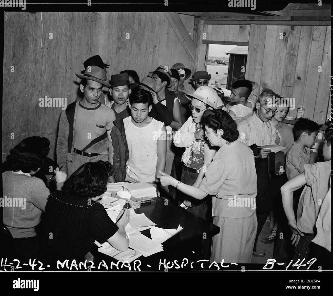 Au Manzanar Relocation Center en Californie, les nouveaux arrivants attendent d'être vaccinés. Ce centre était l'un des camps d'internement pendant la seconde Guerre mondiale où les Japonais-Américains étaient détenus. Banque D'Images